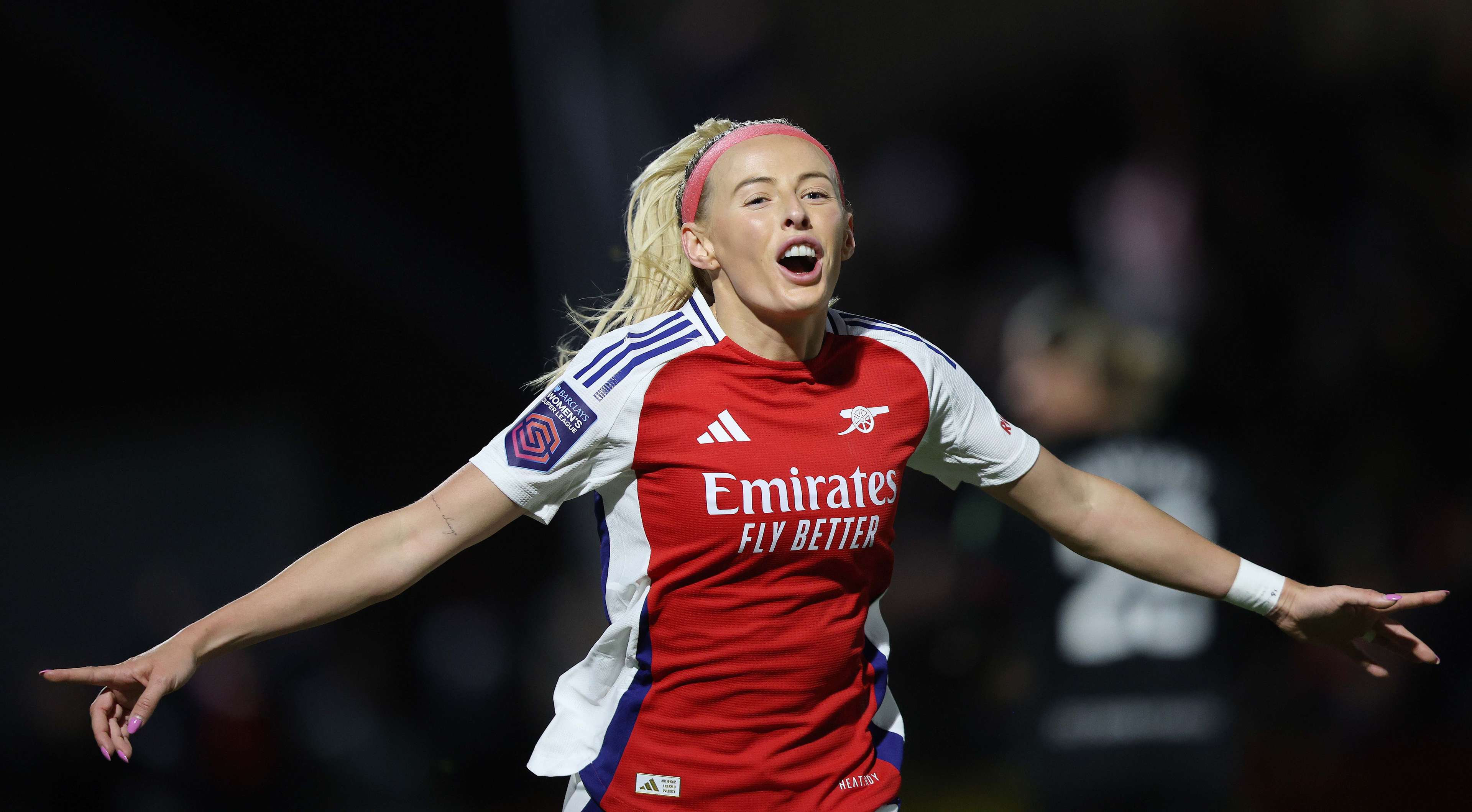 DAZN主机穿着皮靴昏迷，并在尤文图斯vs Inter上透明上衣，粉丝们狂欢“新的Diletta Leotta”.