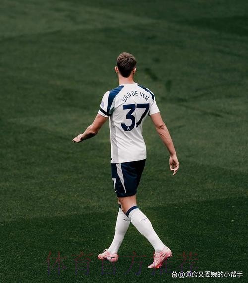 西媒:皇马关注范德文和卢克巴 但球员转会费太贵